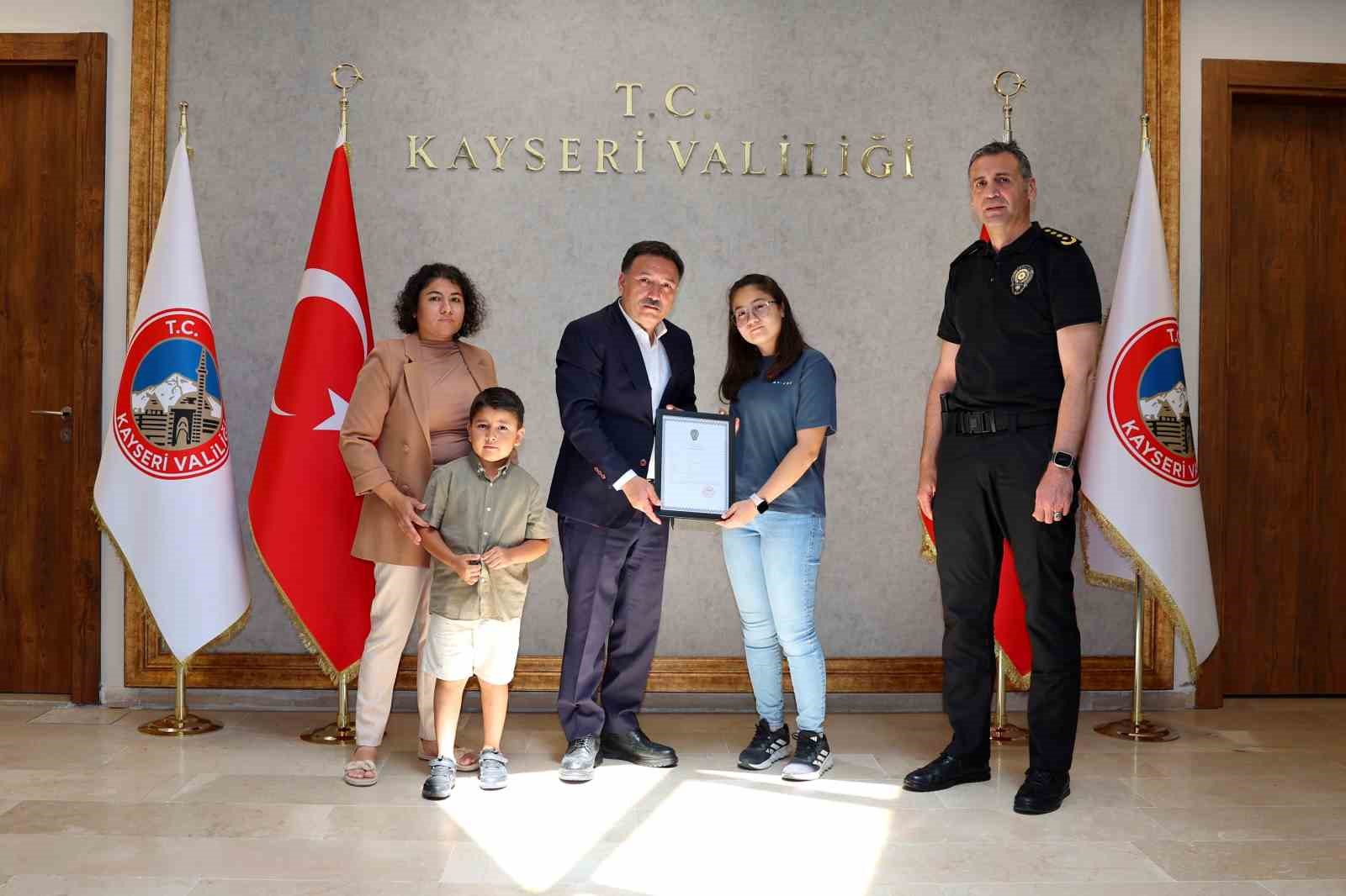 Vali ve emniyet müdürü şehit çocuğuyla futbol oynadı 
