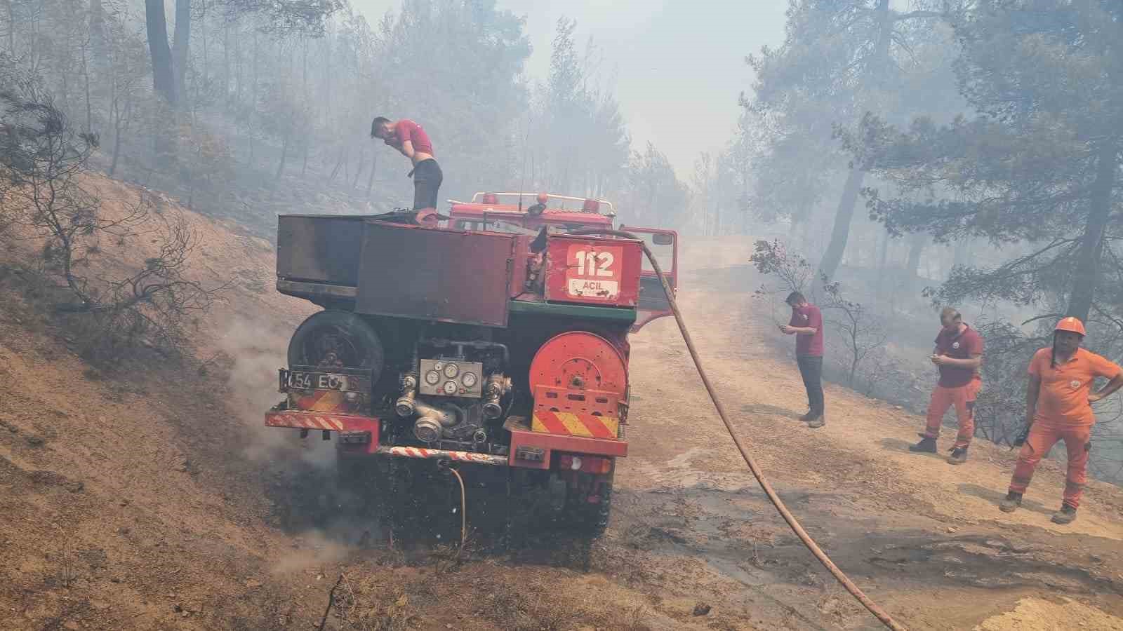 Orman yangınında ekiplerin zor anları: Arazöz alevlerin ortasında kaldı 
