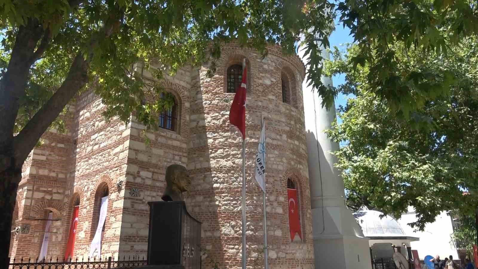 Özlüce Camii yeniden ibadete açıldı, ilk cuma namazı kılındı 