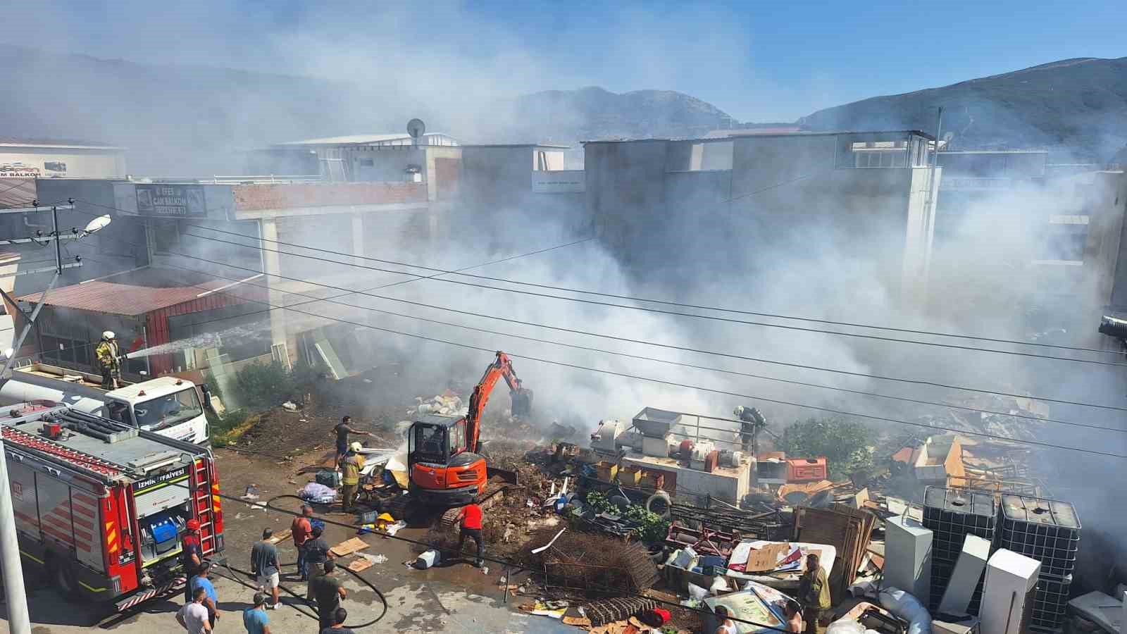 Selçuk’taki hurda deposunda çıkan yangın kontrol altına alındı