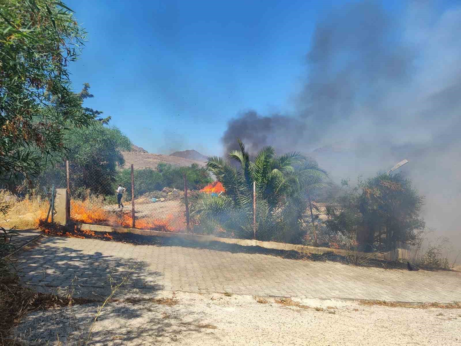 Bodrum’da otluk alanda çıkan yangın site sakinlerini korkuttu 