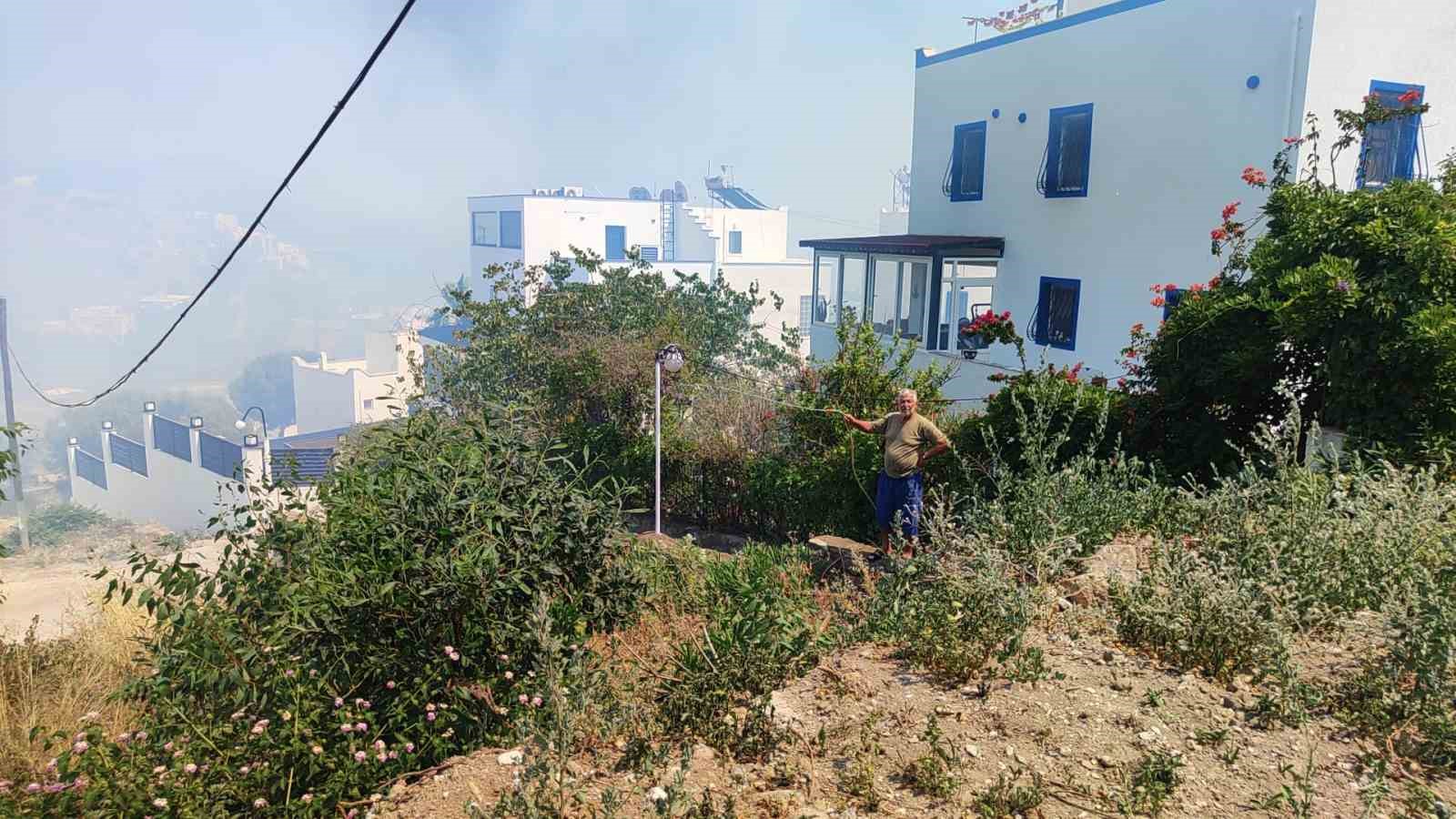 Bodrum’da otluk alanda çıkan yangın site sakinlerini korkuttu 