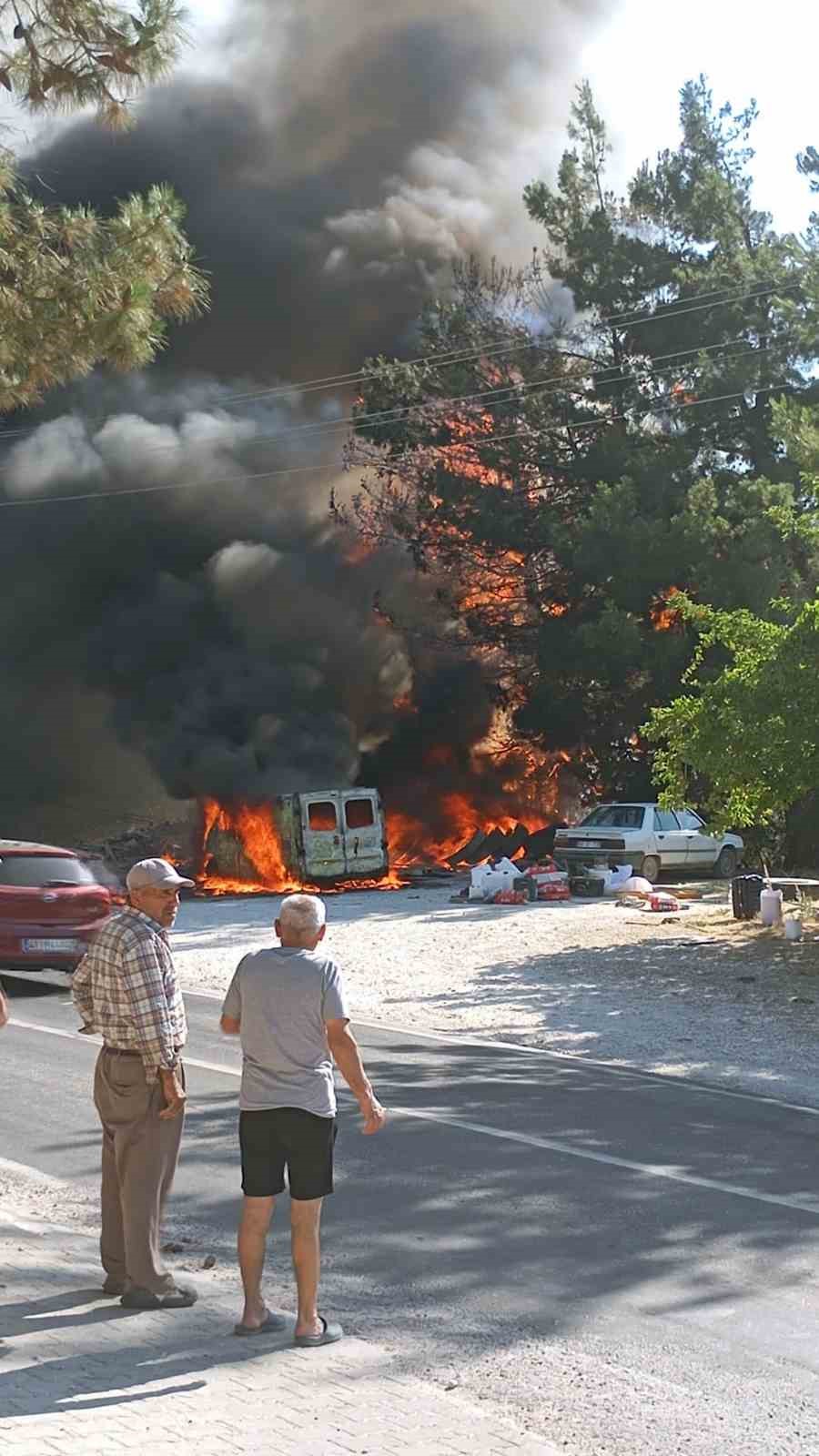 Karavan yangını ormana sıçradı, ekipler anında müdahale etti