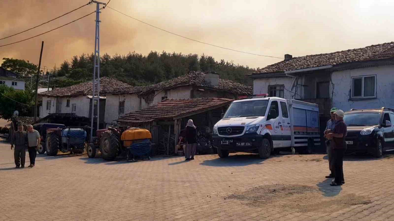 Orman yangını sebebiyle evlerinden tahliye edilen vatandaşın endişeli bekleyişi sürüyor 