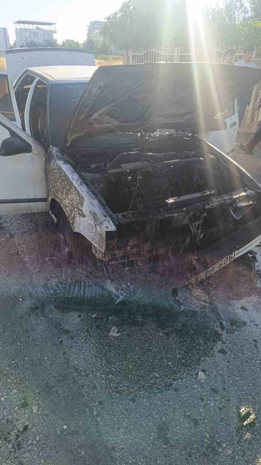 Adıyaman’da seyir halindeki otomobil alev aldı 