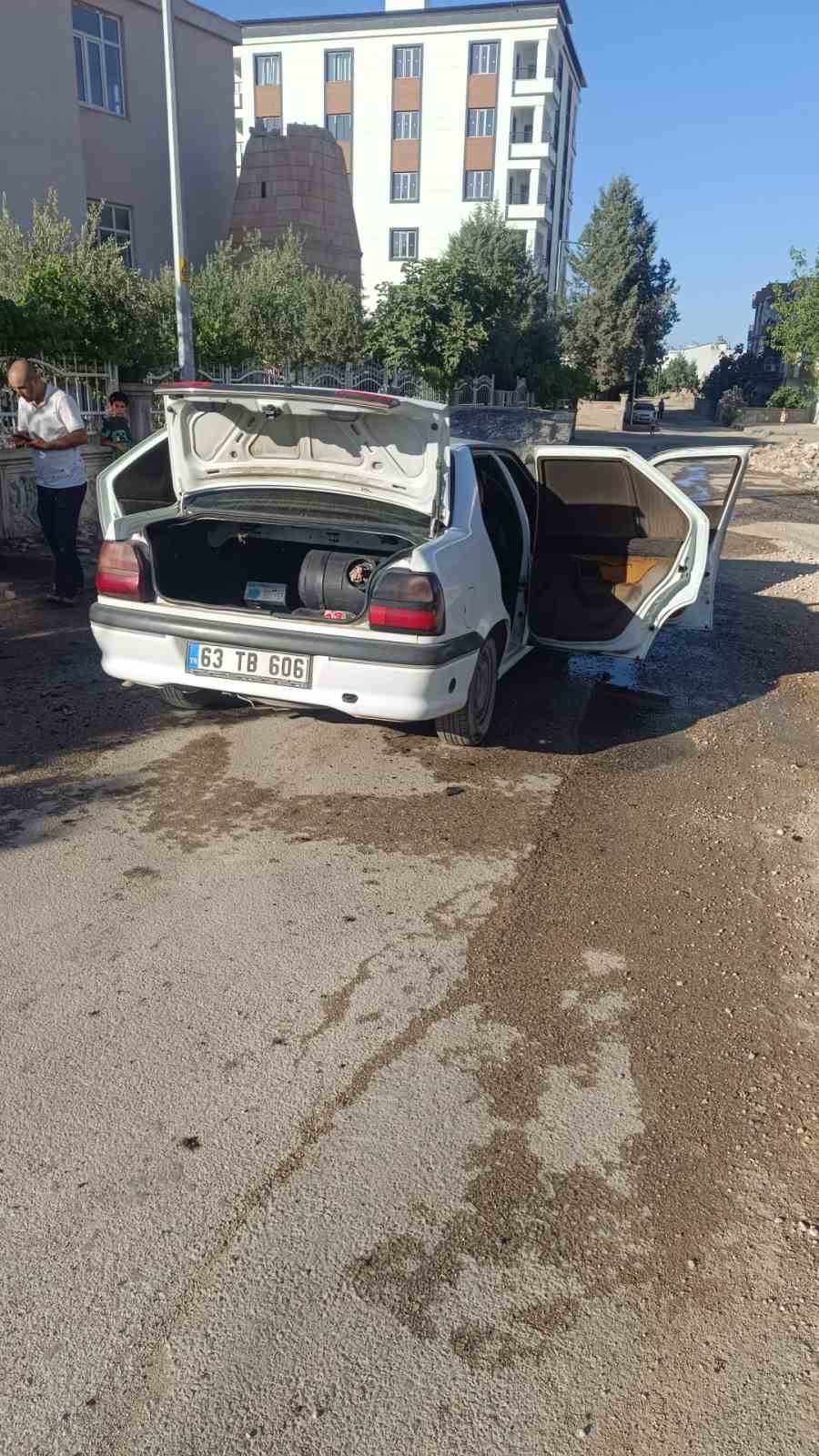 Adıyaman’da seyir halindeki otomobil alev aldı 