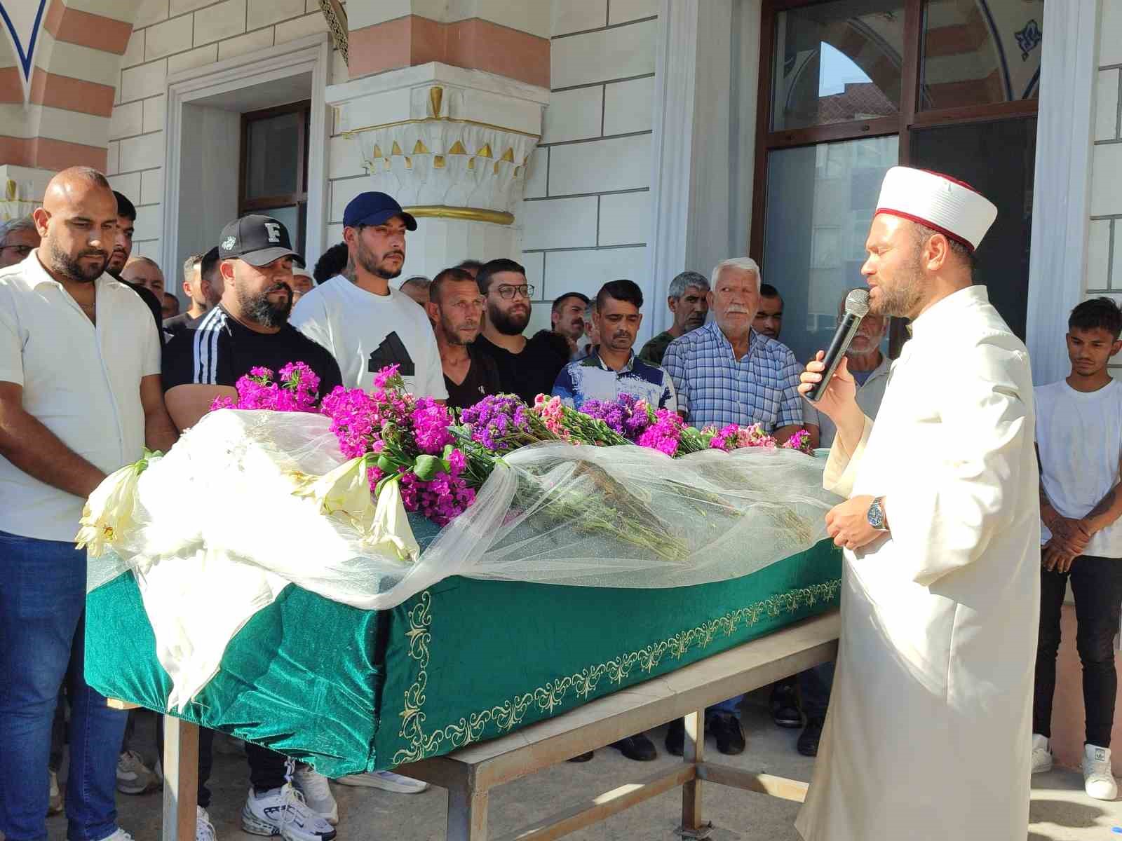 Eski nişanlısı tarafından öldürülen hamile kadının cenaze defnedildi 