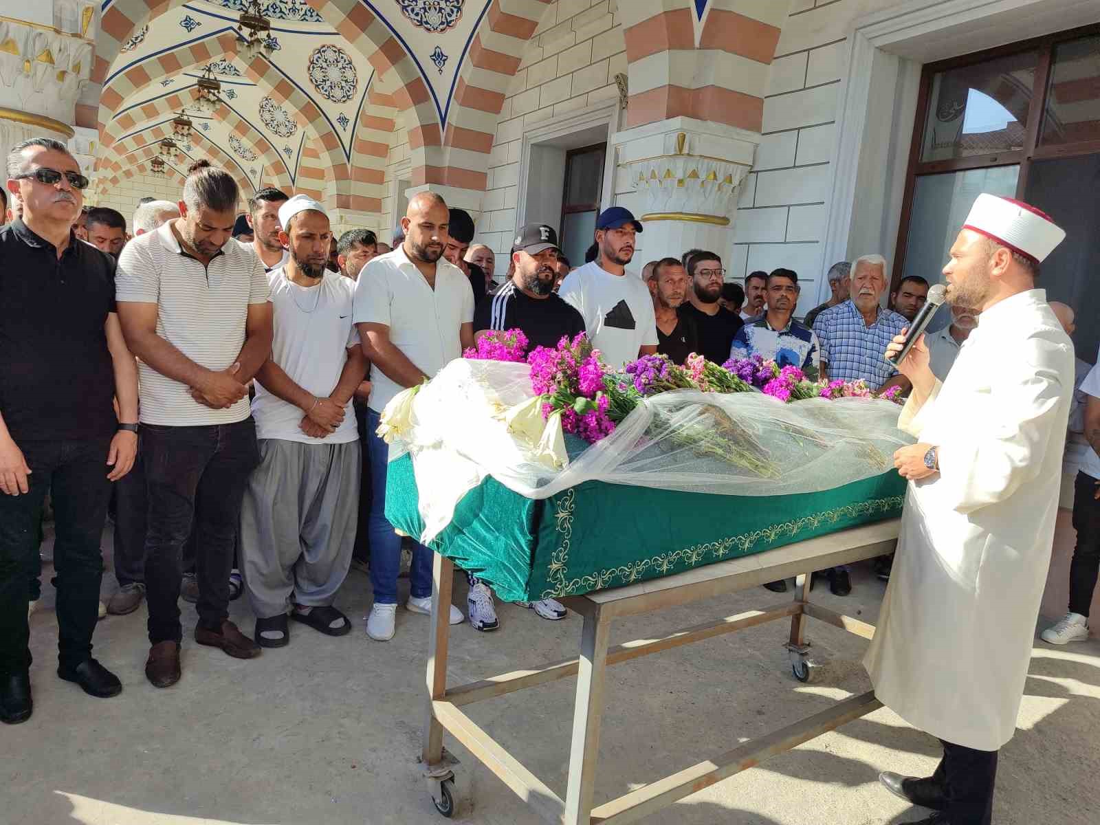 Eski nişanlısı tarafından öldürülen hamile kadının cenaze defnedildi 