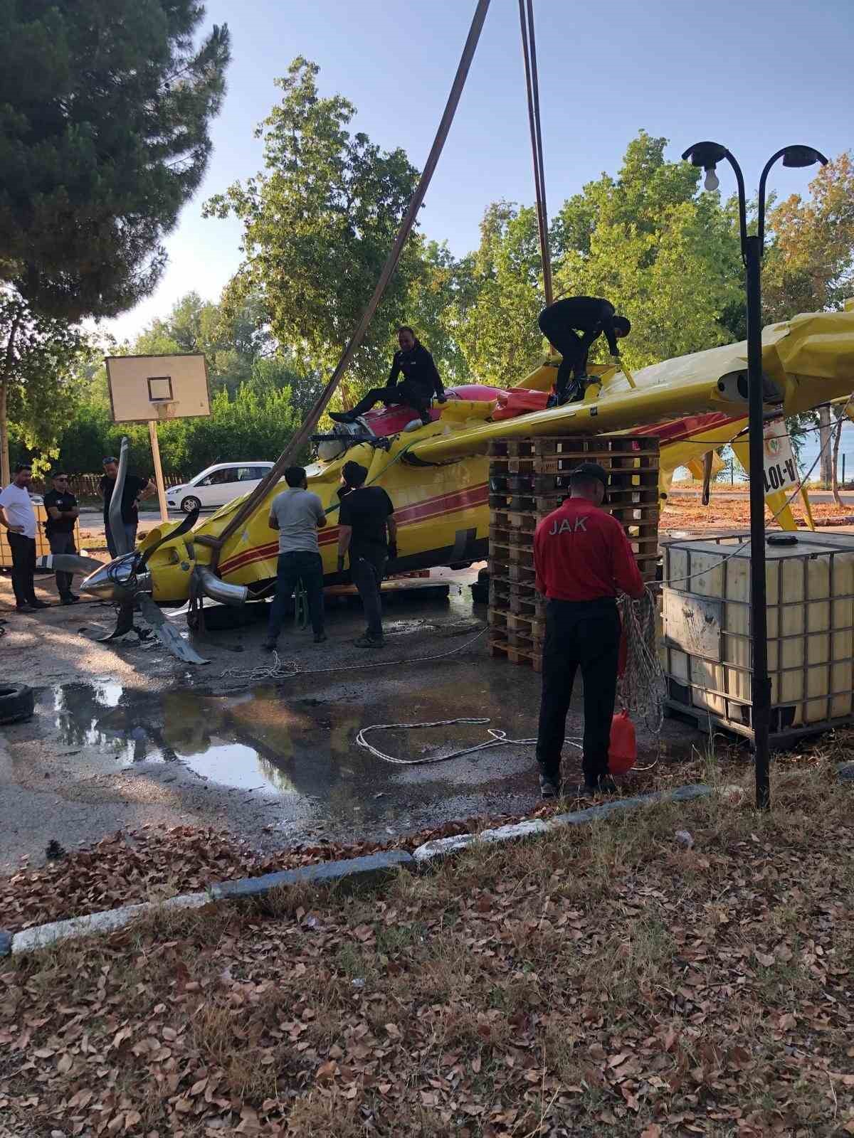 Seyhan Baraj Gölü’ne düşen yangın söndürme uçağının enkazı çıkartıldı 