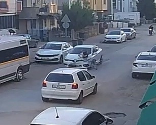 Bursa’da otomobilin çarptığı anne ve oğlu yaralandı 