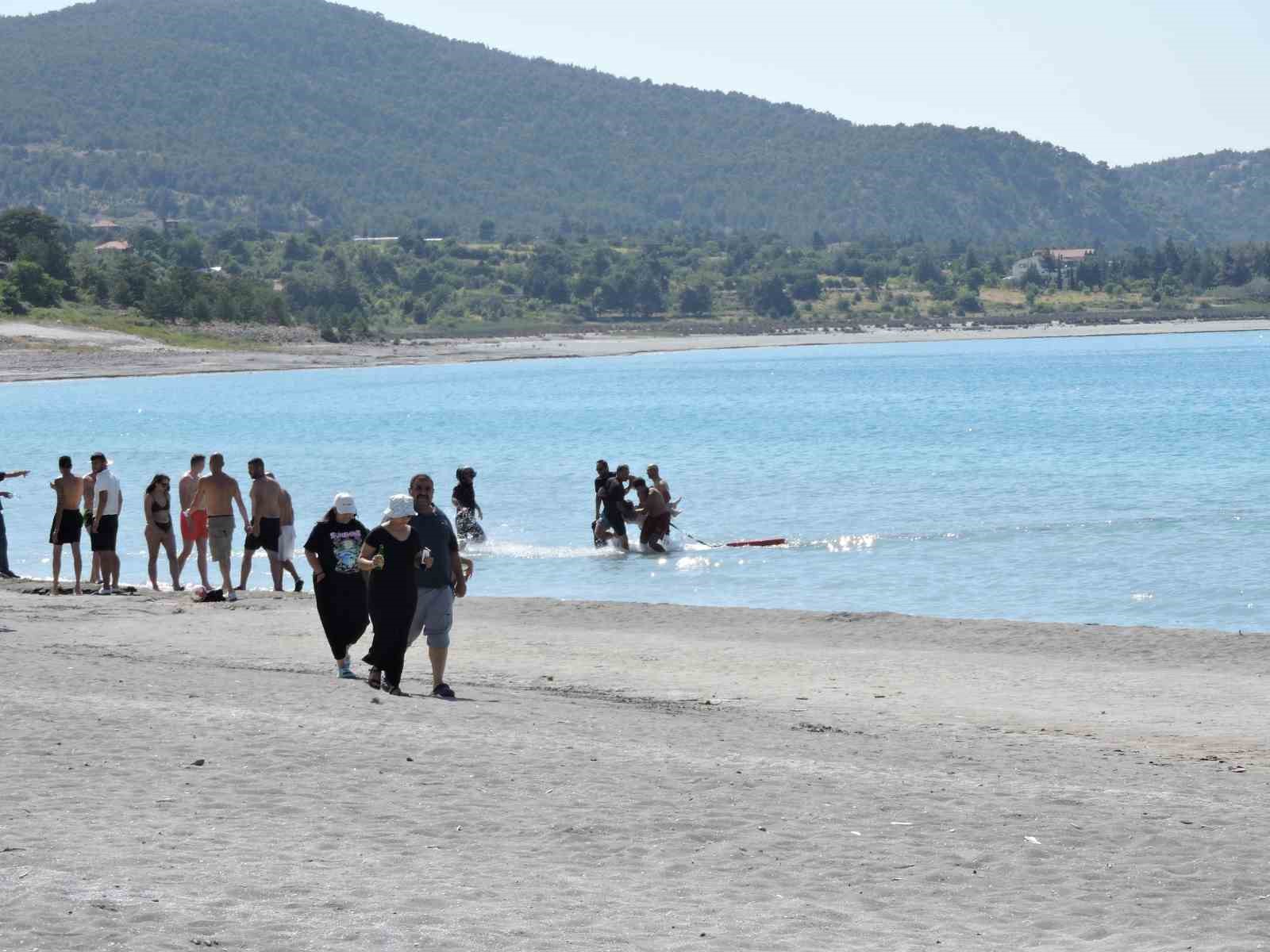 Salda Gölü’nde can pazarı: Genç kız ölümle burun buruna geldi