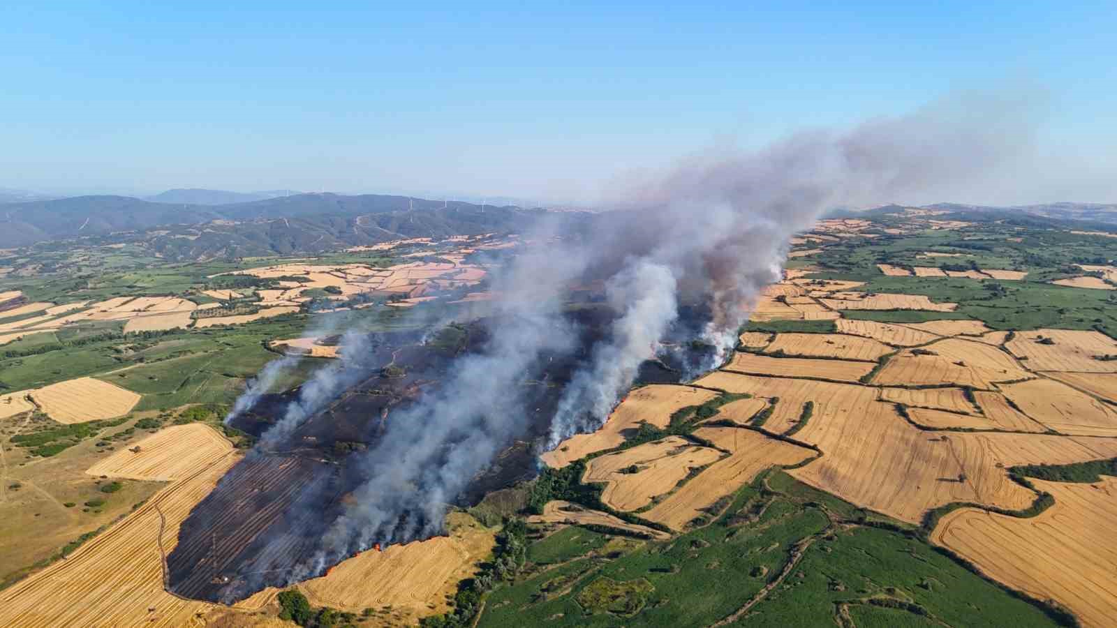 İzmir otoyolunun yanı başındaki yangına 3 helikopter müdahale etti 