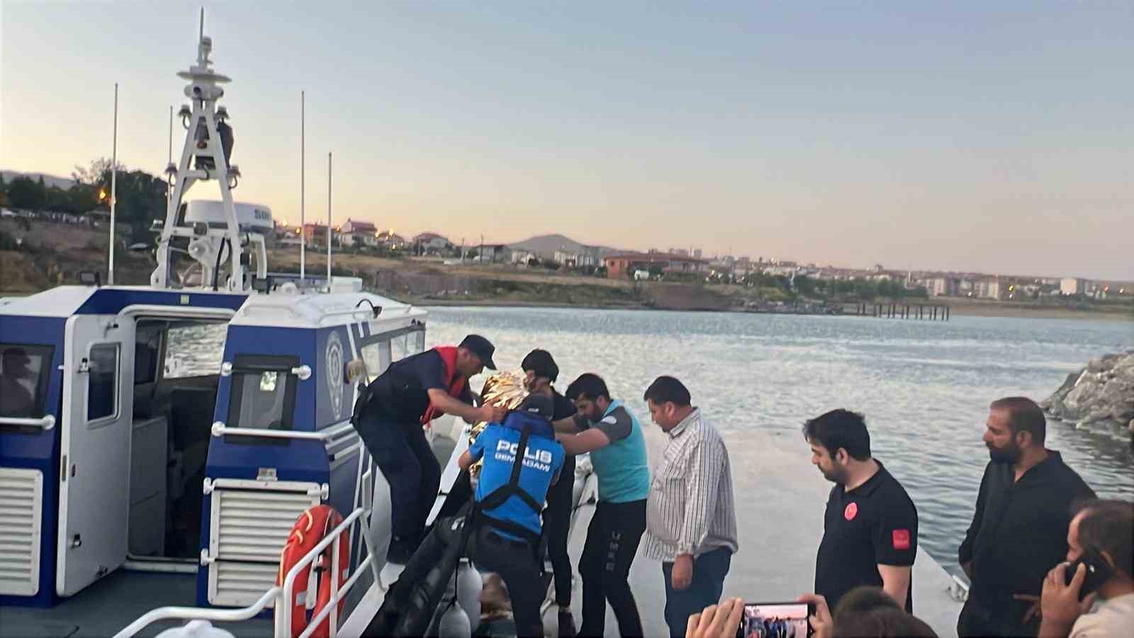 Van Gölü’nde akıntıya kapılan genç kurtarıldı 