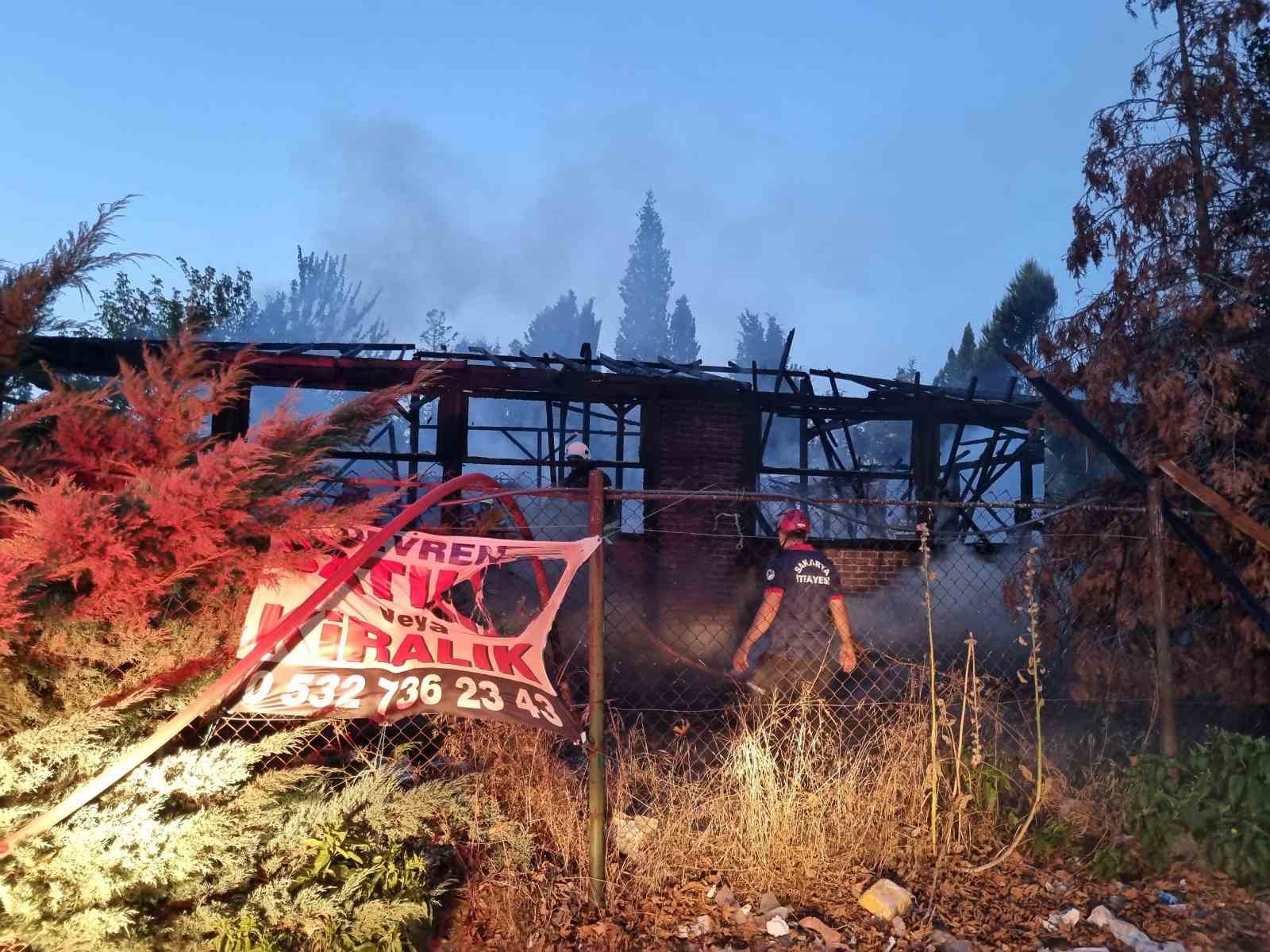 Sakarya’da kafede korkutan yangın 