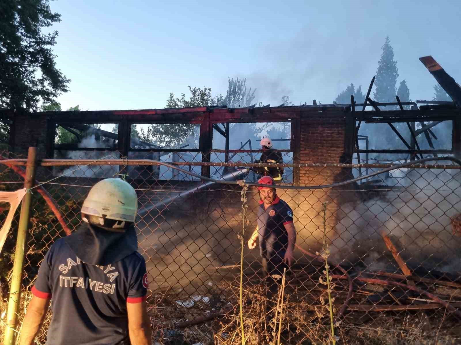 Sakarya’da kafede korkutan yangın 
