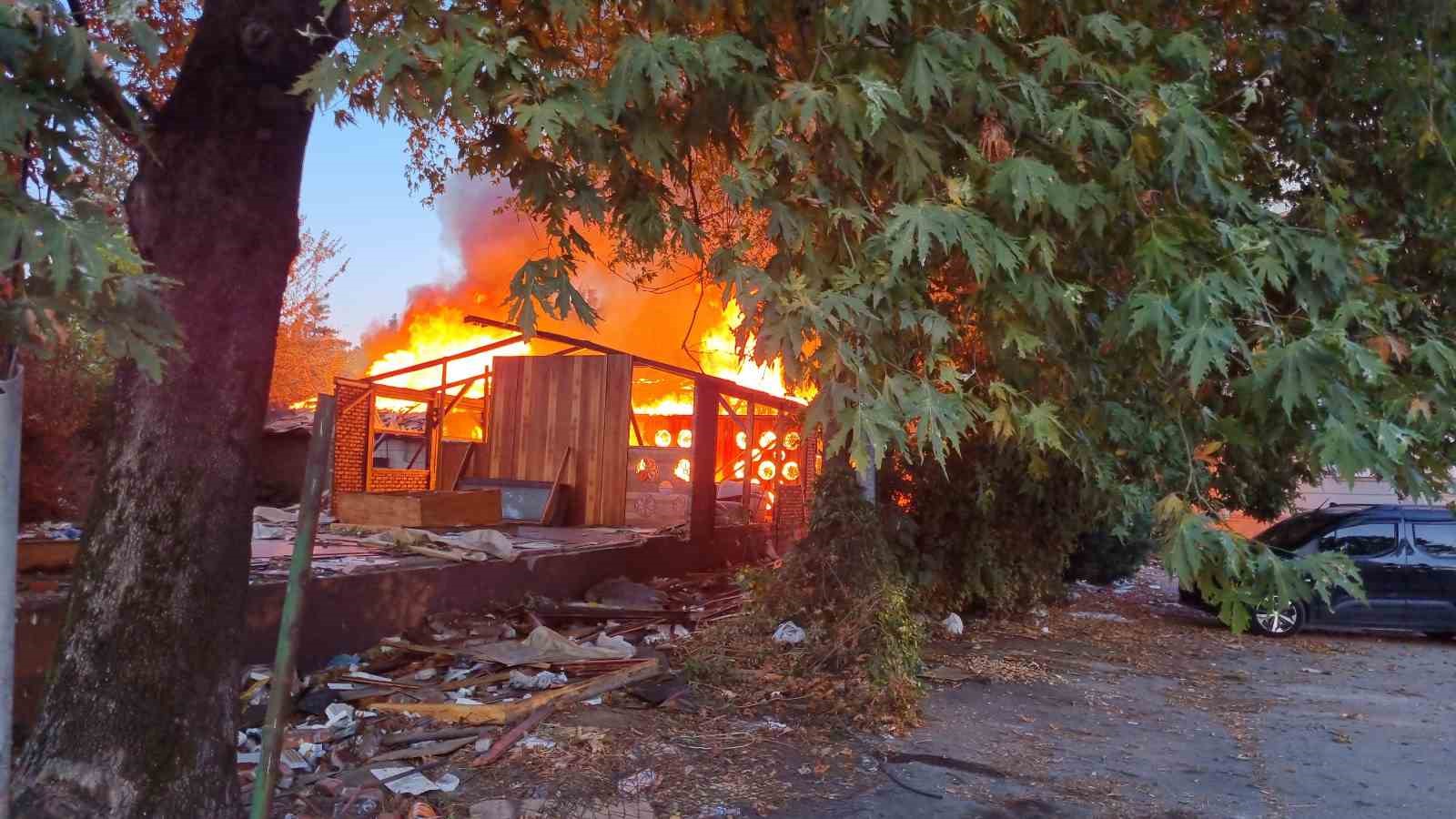 Sakarya’da kafede korkutan yangın 