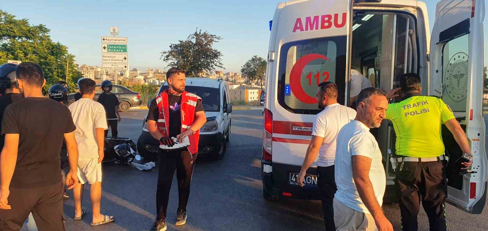 Hafif ticari araç ile çarpışan motosikletli ağır yaralandı 