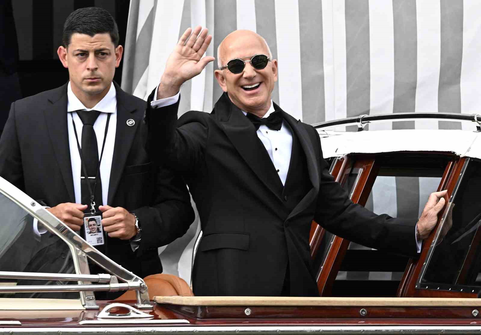 Amazon’un kurucusu Bezos ile nişanlısı Sanchez düğün törenlerinin 2. günü için tekneyle otelden ayrıldı 