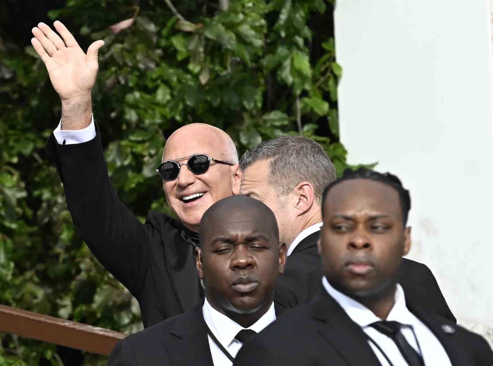 Amazon’un kurucusu Bezos ile nişanlısı Sanchez düğün törenlerinin 2. günü için tekneyle otelden ayrıldı 