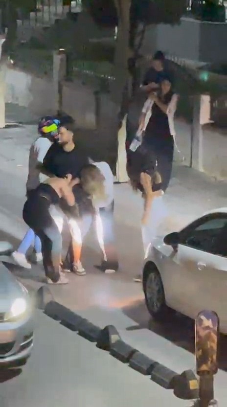 İki genç kızın saç saça kavgası kamerada 