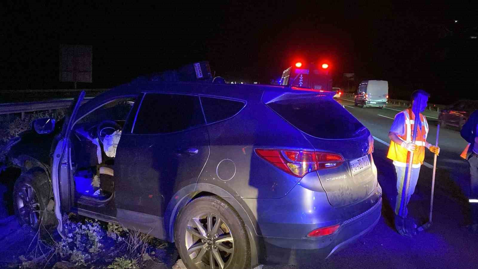 TEM Otoyolu’nda cip ile çarpışan tır, orta refüje devrildi: 2 yaralı 