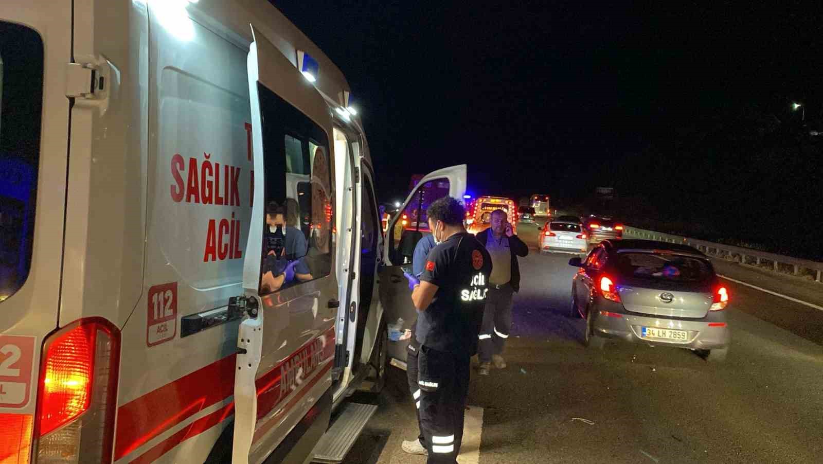 TEM Otoyolu’nda cip ile çarpışan tır, orta refüje devrildi: 2 yaralı 