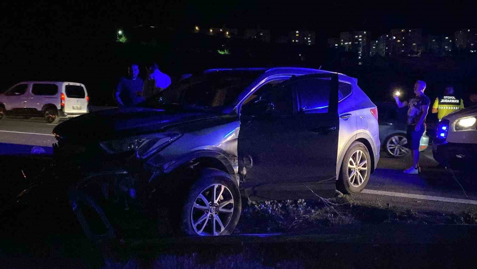 TEM Otoyolu’nda cip ile çarpışan tır, orta refüje devrildi: 2 yaralı 