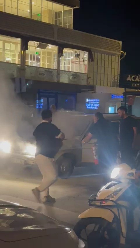 Seyir halindeyken alev alan otomobilin yardımına vatandaşlar yetişti 