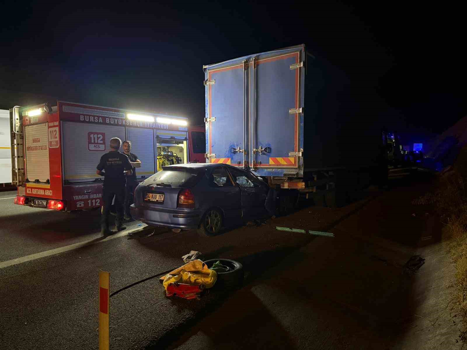 Kamyonun altına giren otomobilde can pazarı: 1 ölü, 1 ağır yaralı 