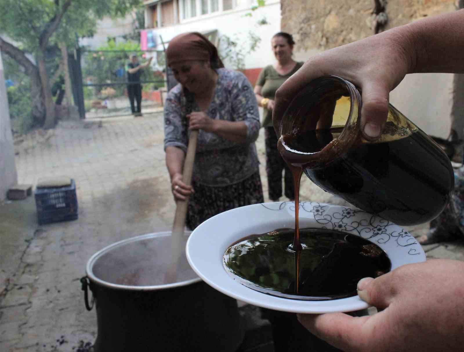 Yüzyıllardır süren geleneksel yöntemlerle pekmez yapımı 