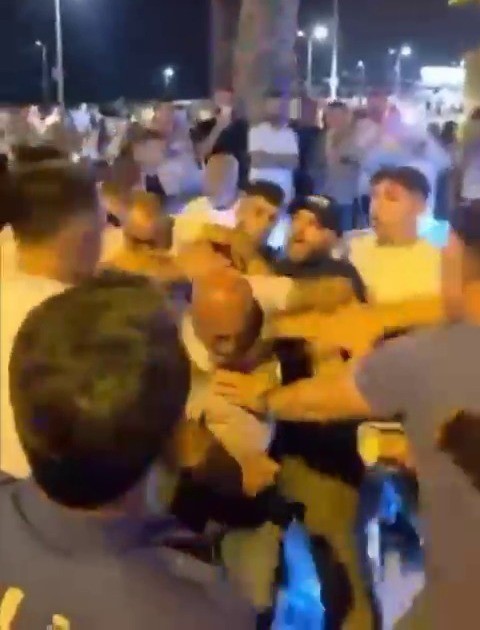 Zabıta memurlarıyla seyyar satıcılar böyle kavgaya tutuştu 