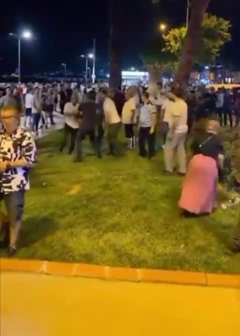 Zabıta memurlarıyla seyyar satıcılar böyle kavgaya tutuştu 