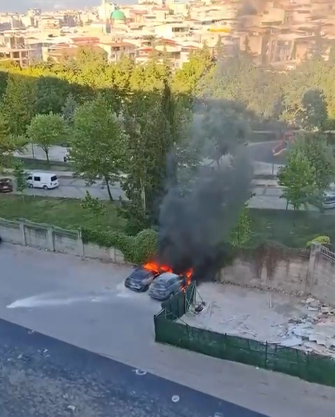 Park halindeki araç alev topuna döndü...Alevler bir başka araca sıçradı 