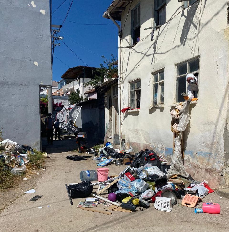 Bursa’da çöp ev mahalleyi canından bezdirdi 
