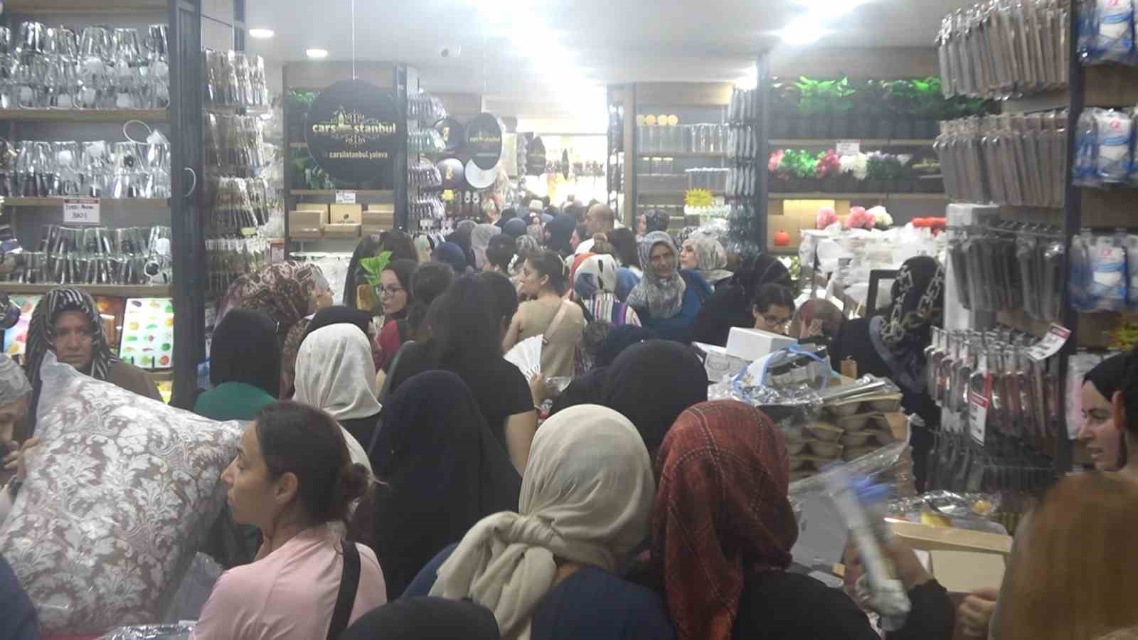 Yalova’da mağaza açılışında indirim izdihamı 