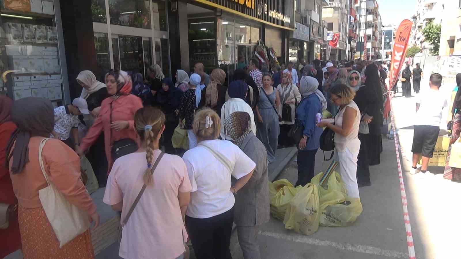 Yalova’da mağaza açılışında indirim izdihamı 