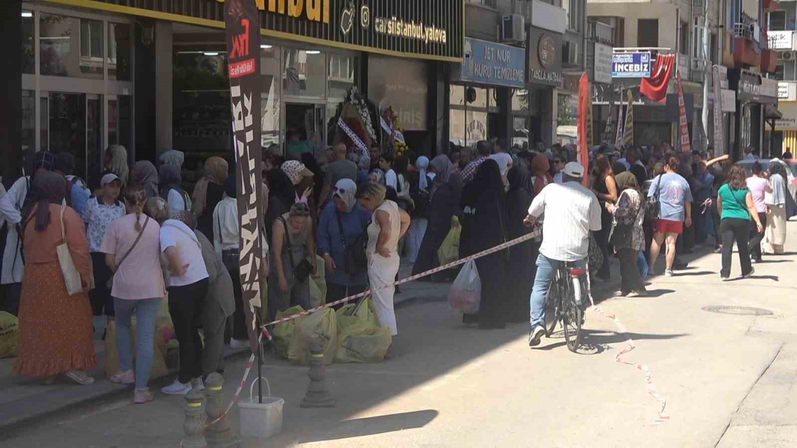 Yalova’da mağaza açılışında indirim izdihamı 