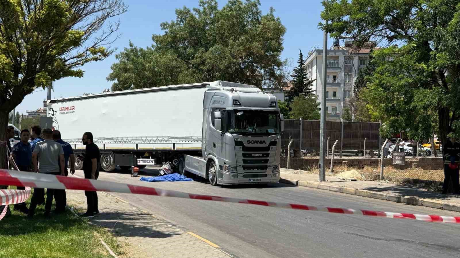 Gaziantep’te tırın altında kalarak ölen 2 kişinin kimlikleri tespit edildi