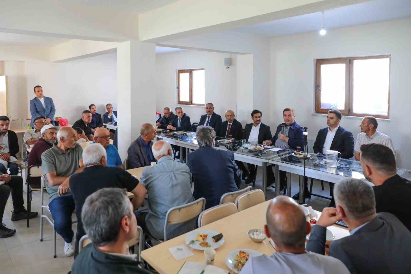 Vali Aydoğdu, Ekecik köyünde vatandaşların taleplerini dinledi 