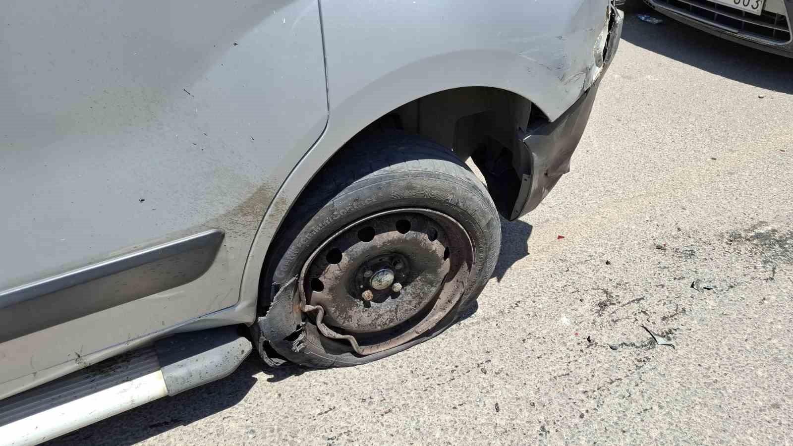 Sürücüsünün kontrolünden çıkan hafif ticari araç, park halindeki iki araca çarptı 