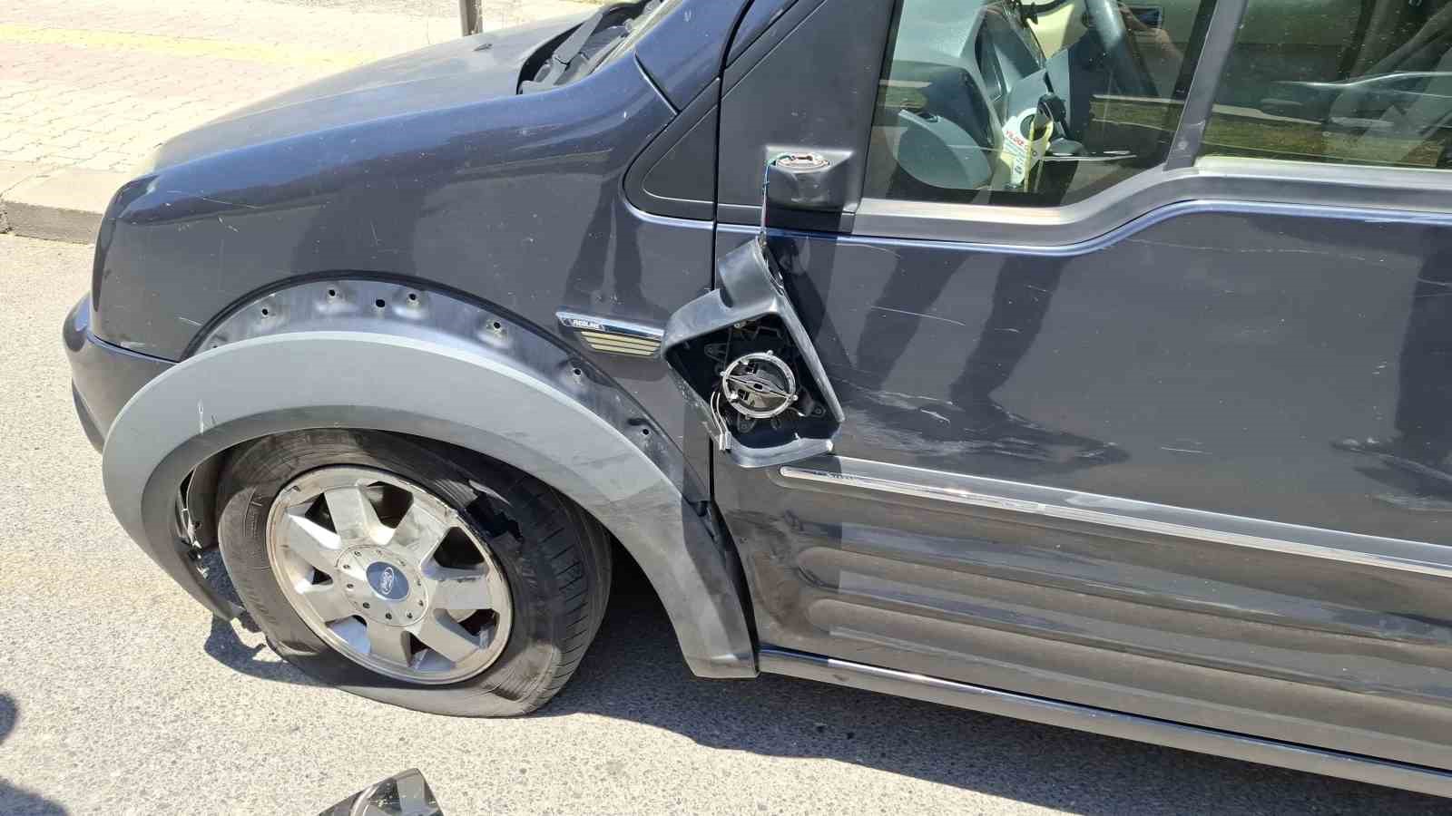 Sürücüsünün kontrolünden çıkan hafif ticari araç, park halindeki iki araca çarptı 