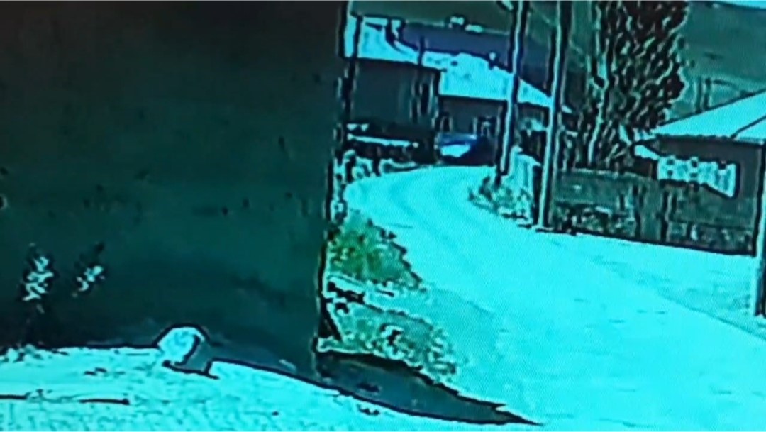 Özalp’ta kamyonet duvara çarptı, çocuklar korkuyla kaçtı 