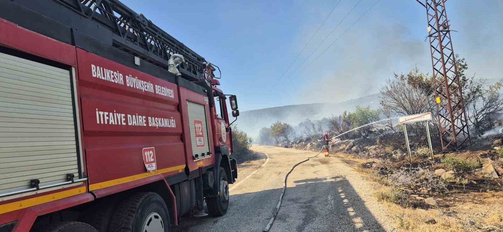 Kepsut’taki orman yangını köyü tehdit ediyor 