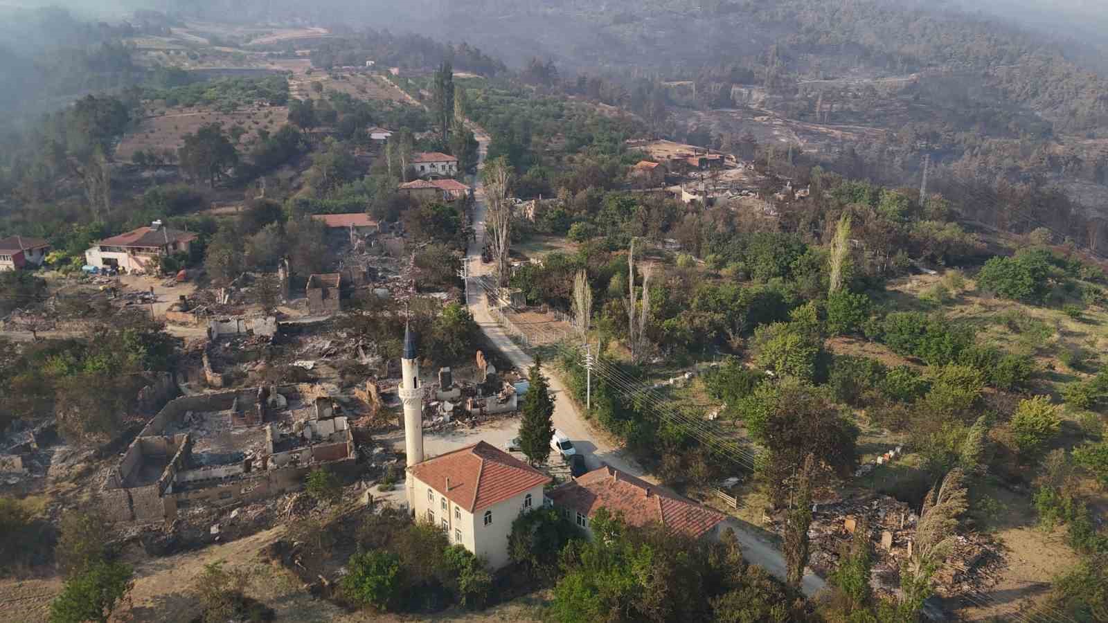 Evini yanmaktan su hortumu ile kurtardı 
