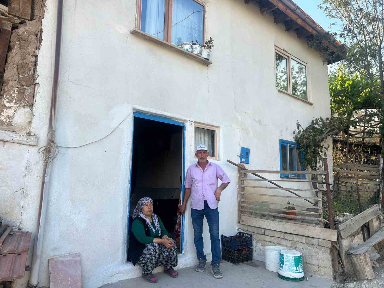 Evini yanmaktan su hortumu ile kurtardı 