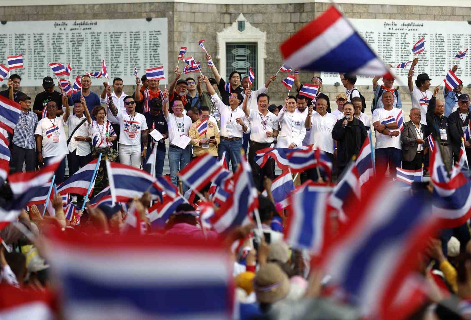 Tayland’da binlerce kişi Başbakan Shinawatra’nın istifasını talep etti 
