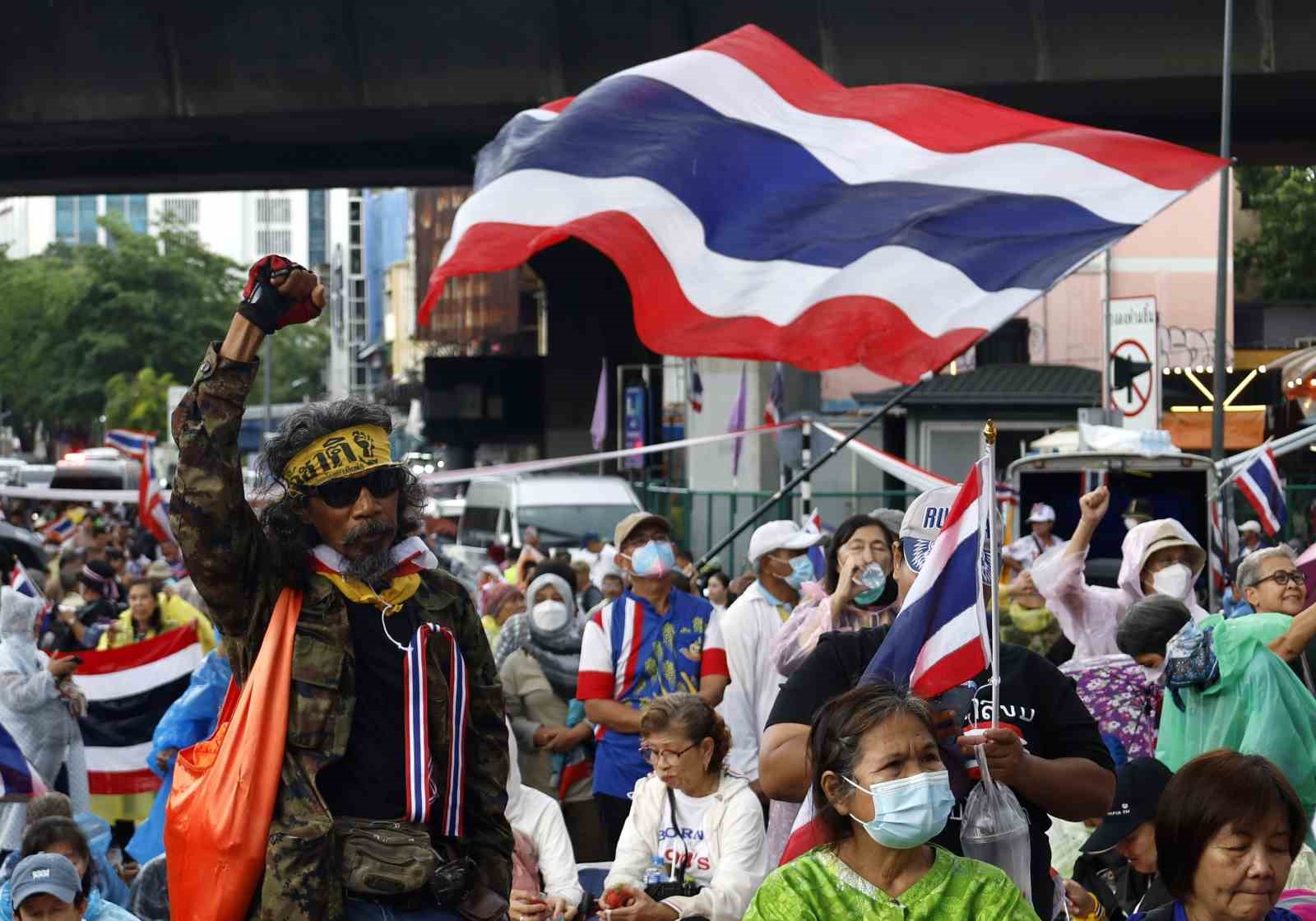 Tayland’da binlerce kişi Başbakan Shinawatra’nın istifasını talep etti 