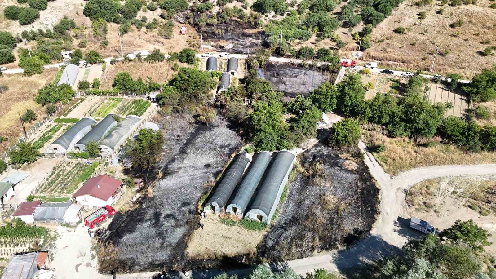 Karabük’te seraların yoğun bulunduğu alandaki anız yangını korkuttu 