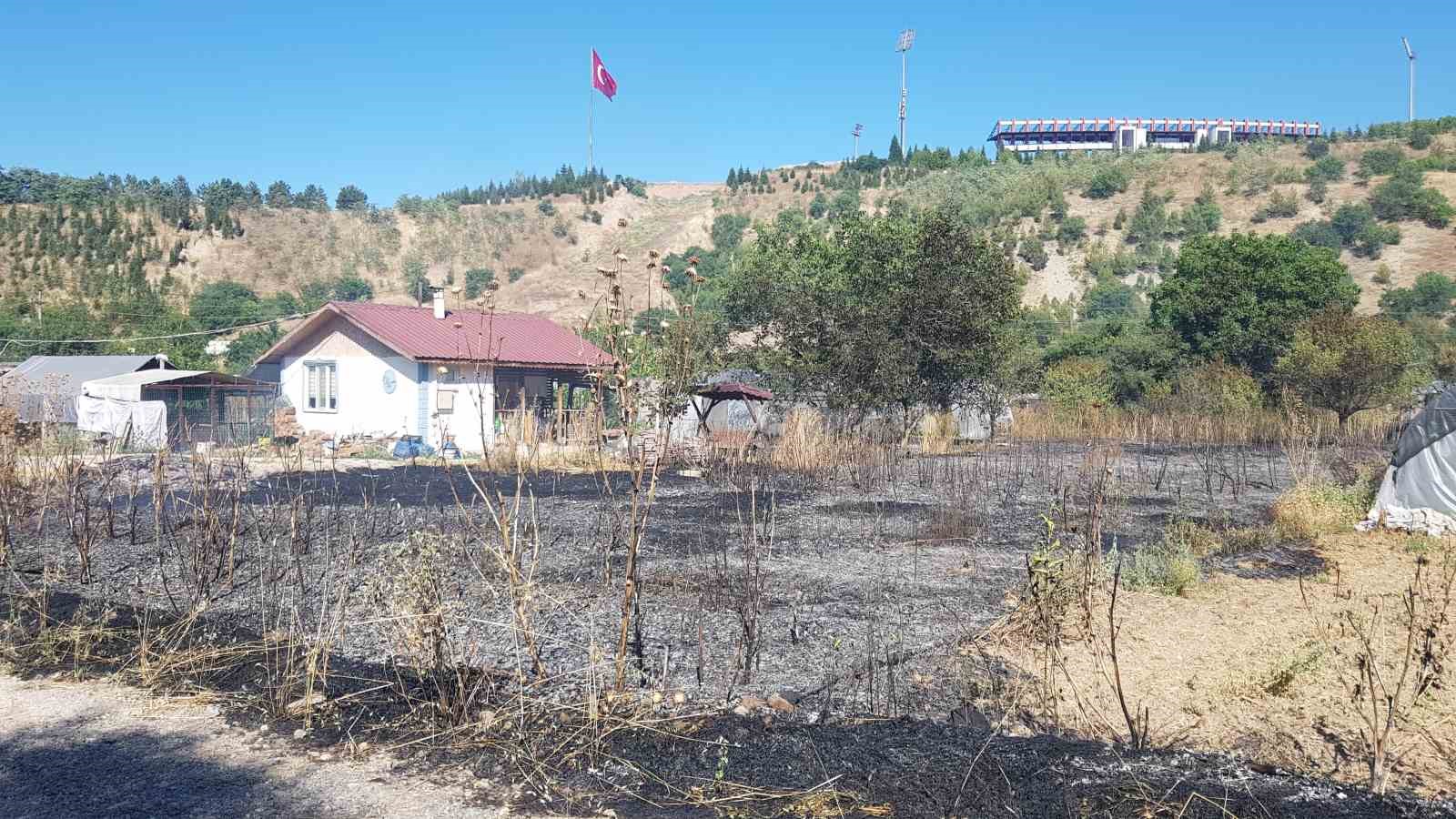 Karabük’te seraların yoğun bulunduğu alandaki anız yangını korkuttu 