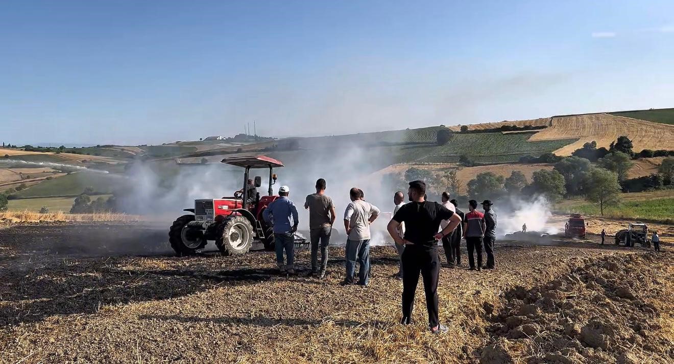 Sakarya’da yangın: 200 saman balyası yandı, çiftçiler traktörleriyle müdahale etti 